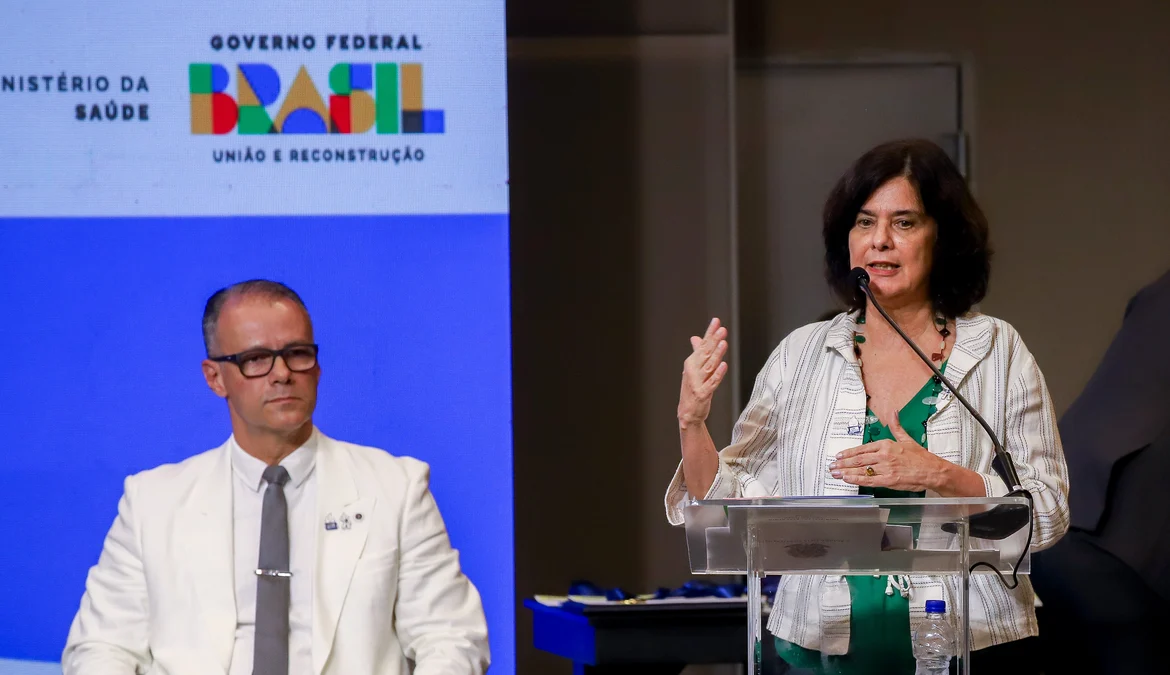 Para combater as fake news e responder de maneira preventiva aos efeitos negativos das redes de disseminação de desinformação, o governo