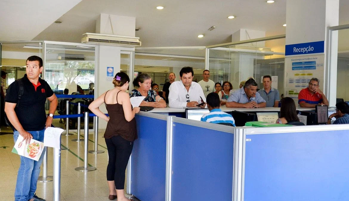 Lupi diz que espera reduzir fila do INSS até o final deste ano 1 Brasília - Após mais de quatro meses de paralisação, médicos peritos do INSS retornaram ao trabalho com atendimento exclusivo para perícia