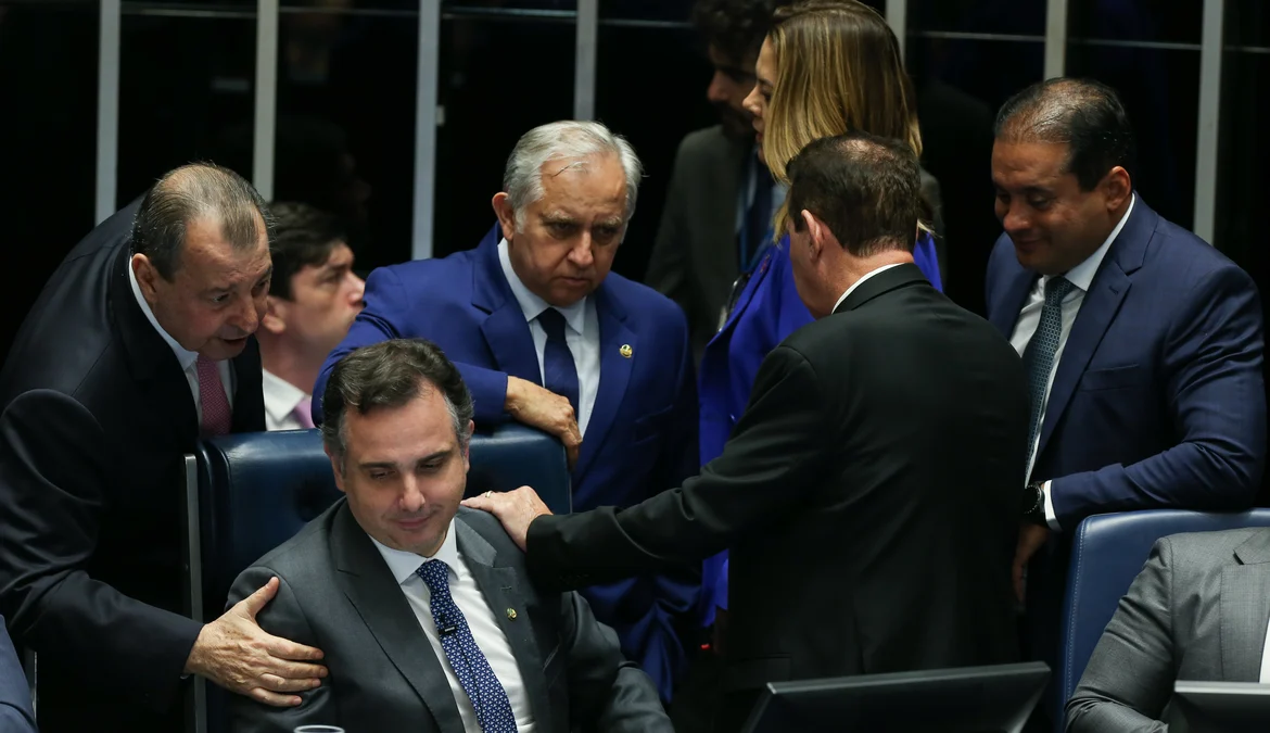Senado aprova desoneração da folha de pagamentos de 17 setores 1 Por votação simbólica, o plenário do Senado aprovou na noite desta quarta-feira (25) o projeto de lei que estende até 2027 a desoneração
