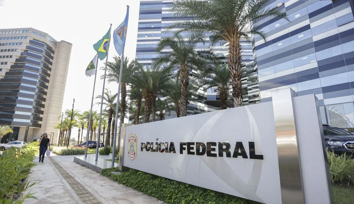 Brasília (DF), 31/08/2023 - Movimentação no prédio sede da Polícia Federal, que ouve Bolsonaro e mais sete envolvidos no caso da venda