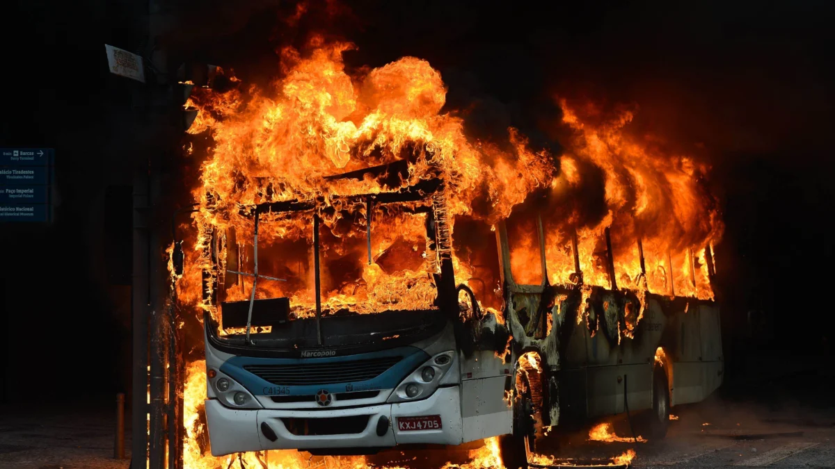 Após ataques a ônibus, moradores relatam caos na zona oeste do Rio 1 Os ataques realizados nesta segunda-feira (23) por criminosos na zona oeste do Rio de Janeiro impactaram severamente o funcionamento