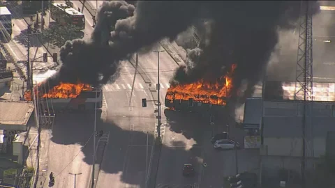 Criminosos incendeiam ônibus na zona oeste do Rio