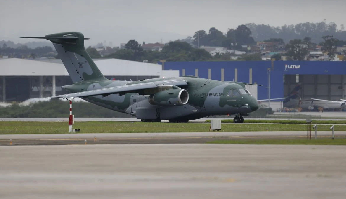 São Paulo SP 13/10/2023 Operação Voltando em Paz - Aeronave KC-390 Millennium, pousa na Base Aerea de Guarulhos com 64 brasileiros