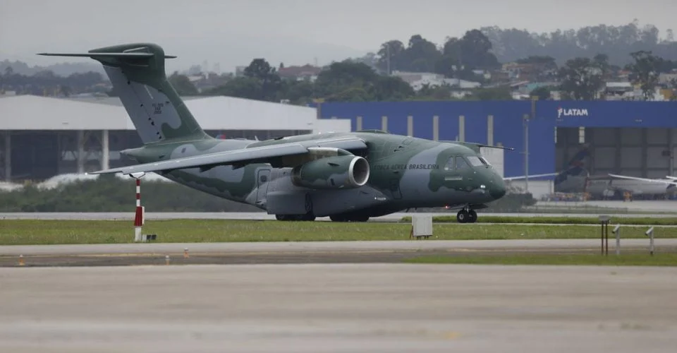 Mais um avião da operação Voltando em Paz, do governo brasileiro, desta vez com 215 brasileiros e 16 animais de estimação, chegou ao Rio