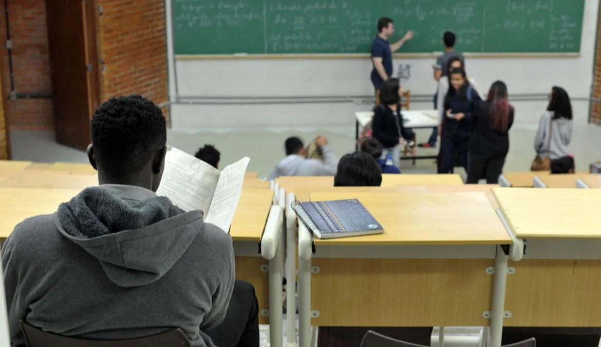 Percentual de negros com diploma cresceu quase quatro vezes desde 2000, segundo IBGE