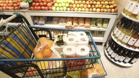 Com recuo de alimentos, inflação acumulada é menor para os mais pobres