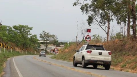 Trechos com radares registram queda de 77% no número de acidentes em rodovias estaduais de Minas 4 Trechos com radares registram queda de 77% no número de acidentes em rodovias estaduais de Minas