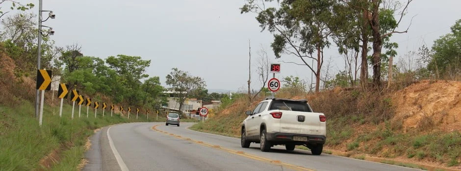 Trechos com radares registram queda de 77% no número de acidentes em rodovias estaduais de Minas 1 O índice de acidentes em trechos de rodovias estaduais onde foram instalados controle eletrônico de velocidade apresentou redução de 77%
