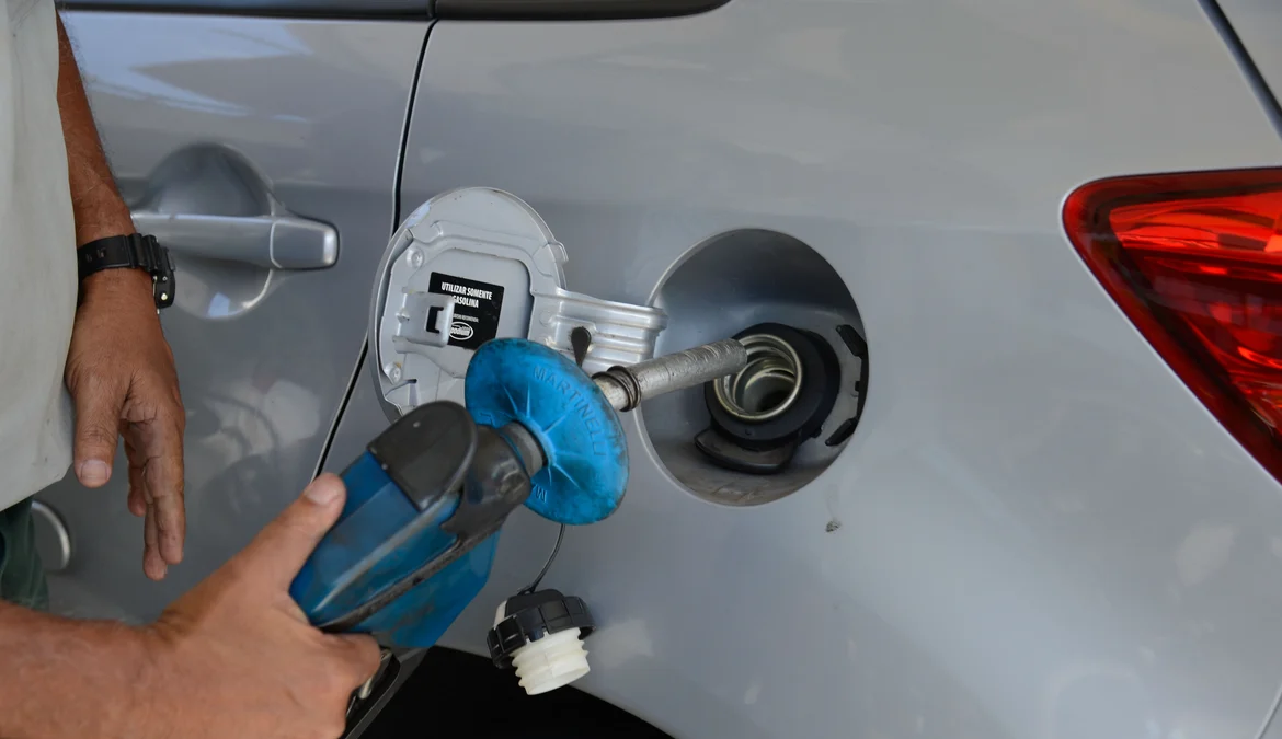 Preço da gasolina diminui e do diesel aumenta para distribuidoras 1 Na variação acumulada no ano dos preços de venda da gasolina A e do diesel A para as distribuidoras, há uma redução de R$ 0,27 por litro