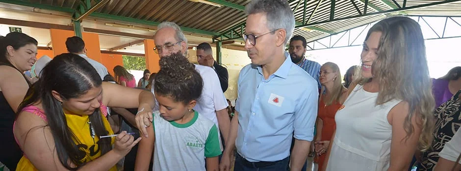 Governo de Minas fortalece multivacinação com ação estratégica além dos muros das unidades de saúde 1 O governador Romeu Zema acompanhou, nesta terça-feira (24/10), em Abaeté, a imunização de mais de 200 alunos da pré-escola e anos iniciais