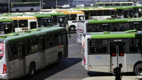 Volume de serviços cai 0,9% em agosto
