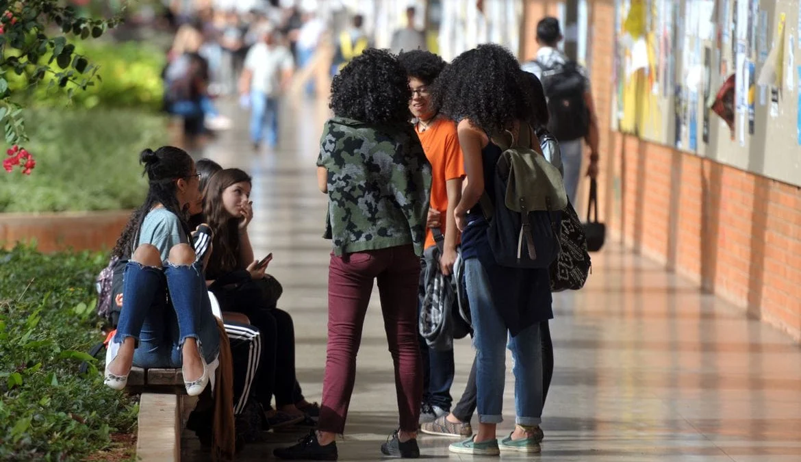 Senado aprova ampliação da Lei de Cotas e inclui quilombolas 1 O Senado aprovou, na noite dessa terça-feira (24), o projeto de lei que amplia o sistema de cotas na rede de ensino federal