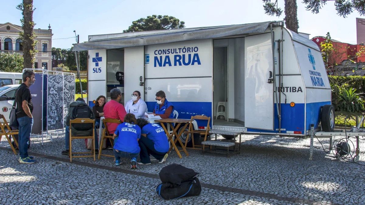 Consultório na rua leva orientações e serviços de saúde aos mais vulneráveis 1 Um dia de atendimento do Consultório na Rua no Largo da Ordem e Parolin. Curitiba, 28/06/2023