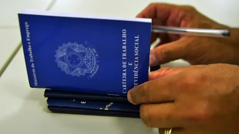 Brasil gera mais de 190 mil postos com carteira assinada em outubro 5 Brasil gera mais de 190 mil postos com carteira assinada em outubro