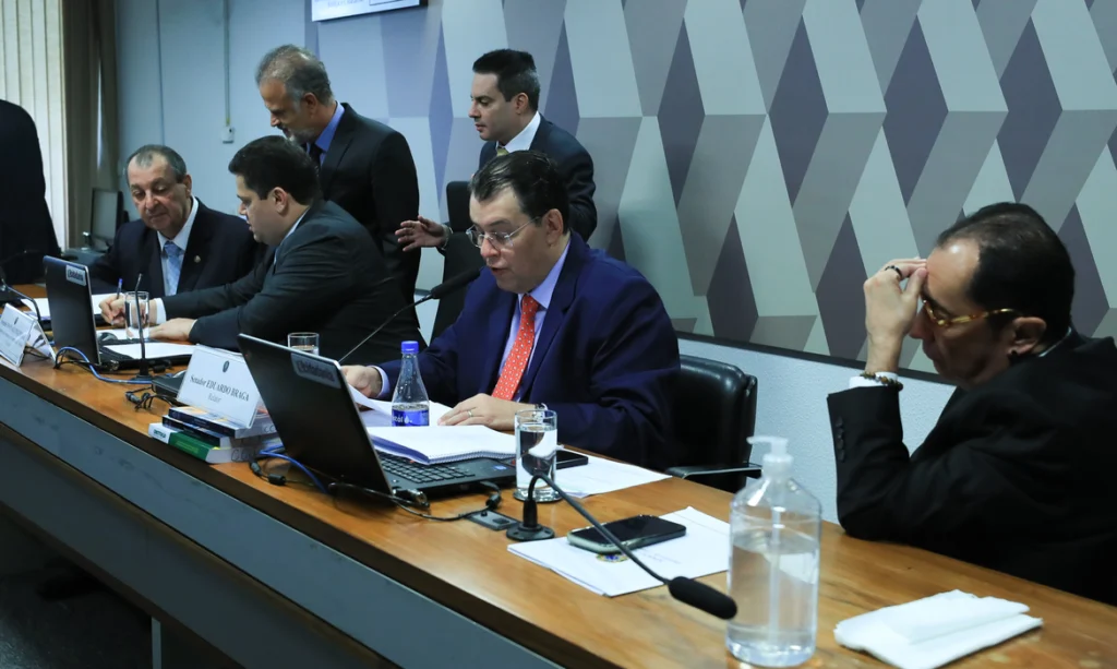 A comissão vota agora os destaques, que podem alterar trechos do texto principal