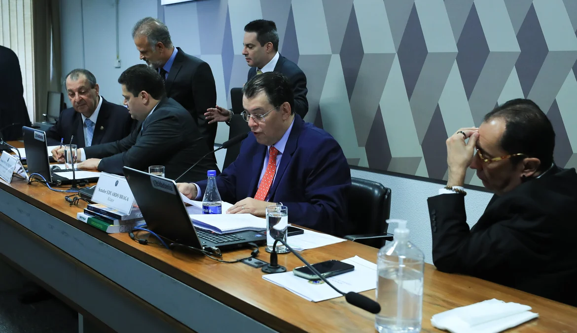 A comissão vota agora os destaques, que podem alterar trechos do texto principal