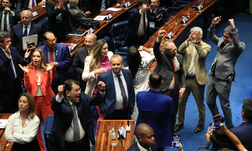 Por 53 votos a favor, 24 contra e nenhuma abstenção, o Senado aprovou nesta quarta-feira (8), em primeiro turno, o texto-base da reforma
