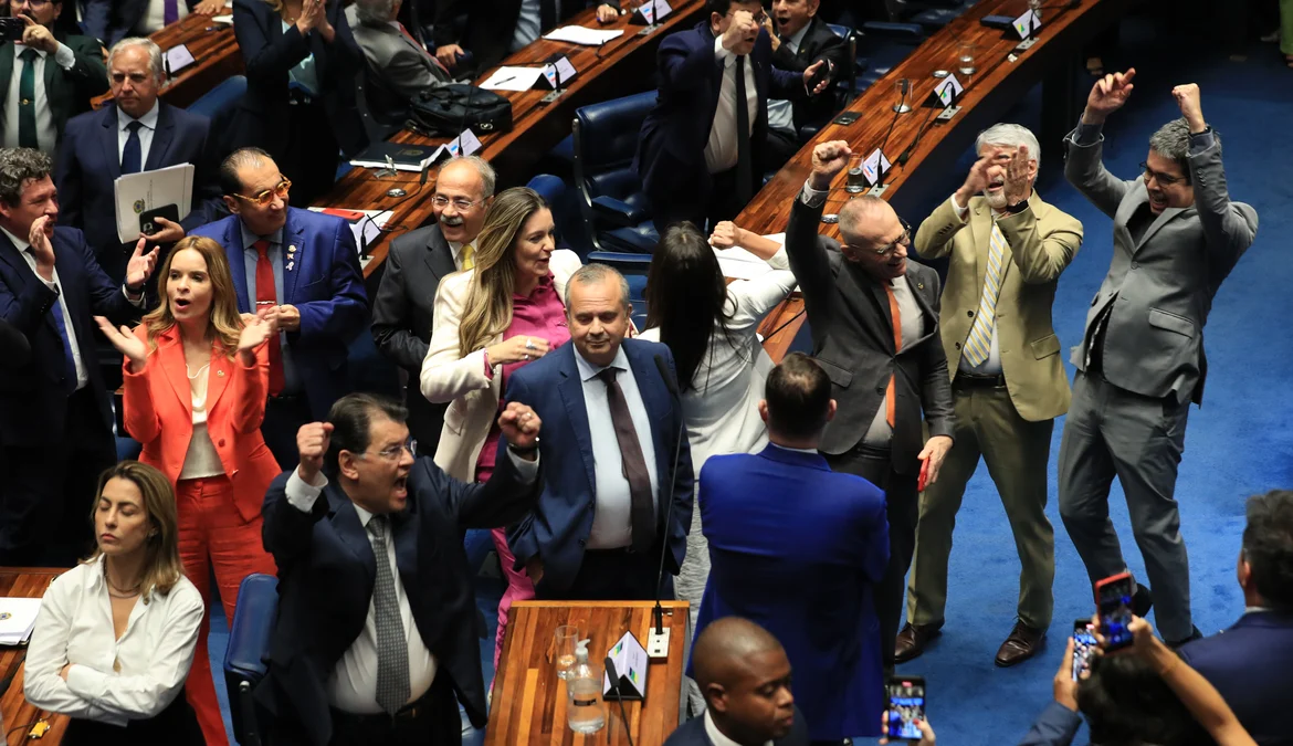 Por 53 votos a favor, 24 contra e nenhuma abstenção, o Senado aprovou nesta quarta-feira (8), em primeiro turno, o texto-base da reforma