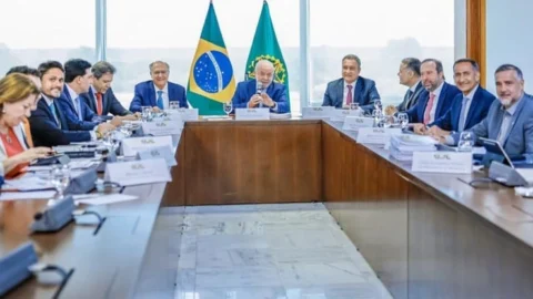 Lula se reúne com ministros para tratar de ações de infraestrutura