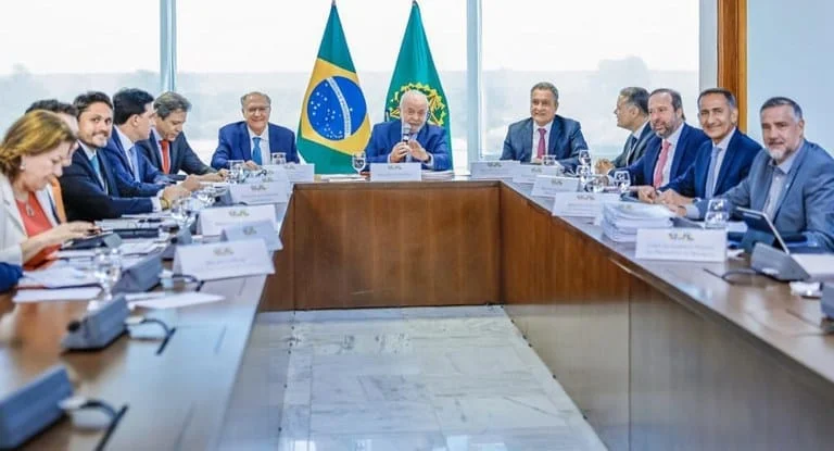 Lula se reúne com ministros para tratar de ações de infraestrutura 1 O presidente da República, Luiz Inácio Lula da Silva, reúne ministros das pastas voltadas à infraestrutura para uma agenda de trabalho