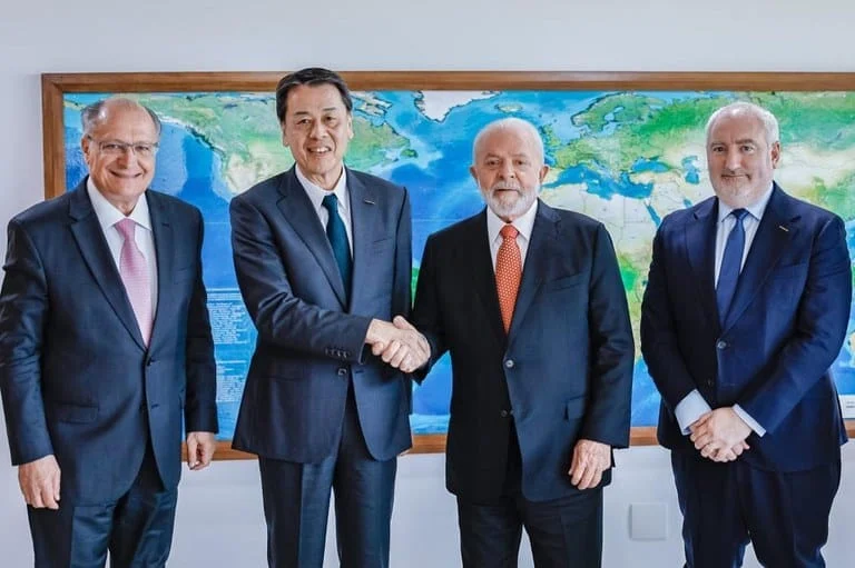Presidente Lula conversa sobre investimentos no Brasil com CEO da Nissan 1 A empresa é uma das maiores montadoras do mundo e está presente oficialmente no Brasil há 23 anos