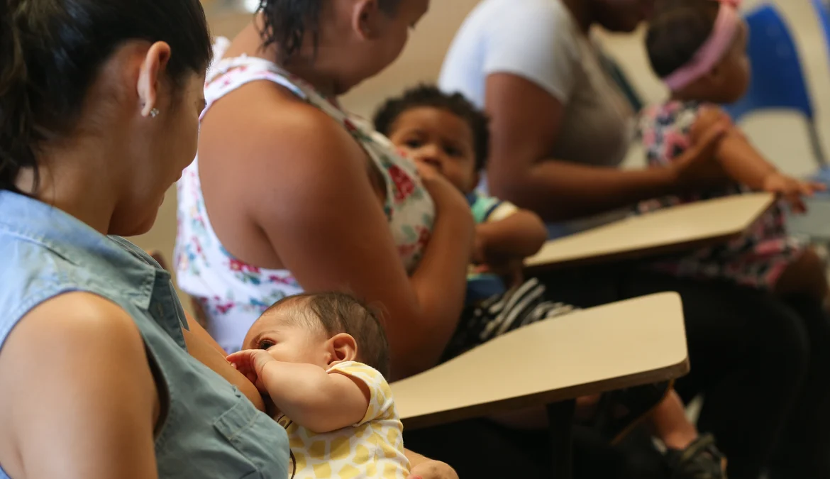 Desigualdades de gênero e raça sobrecarregam mulheres no cuidar 1 O tema da redação do Enem 2023 foi "Desafios para o enfrentamento da invisibilidade do trabalho de cuidado realizado pela mulher no Brasil"