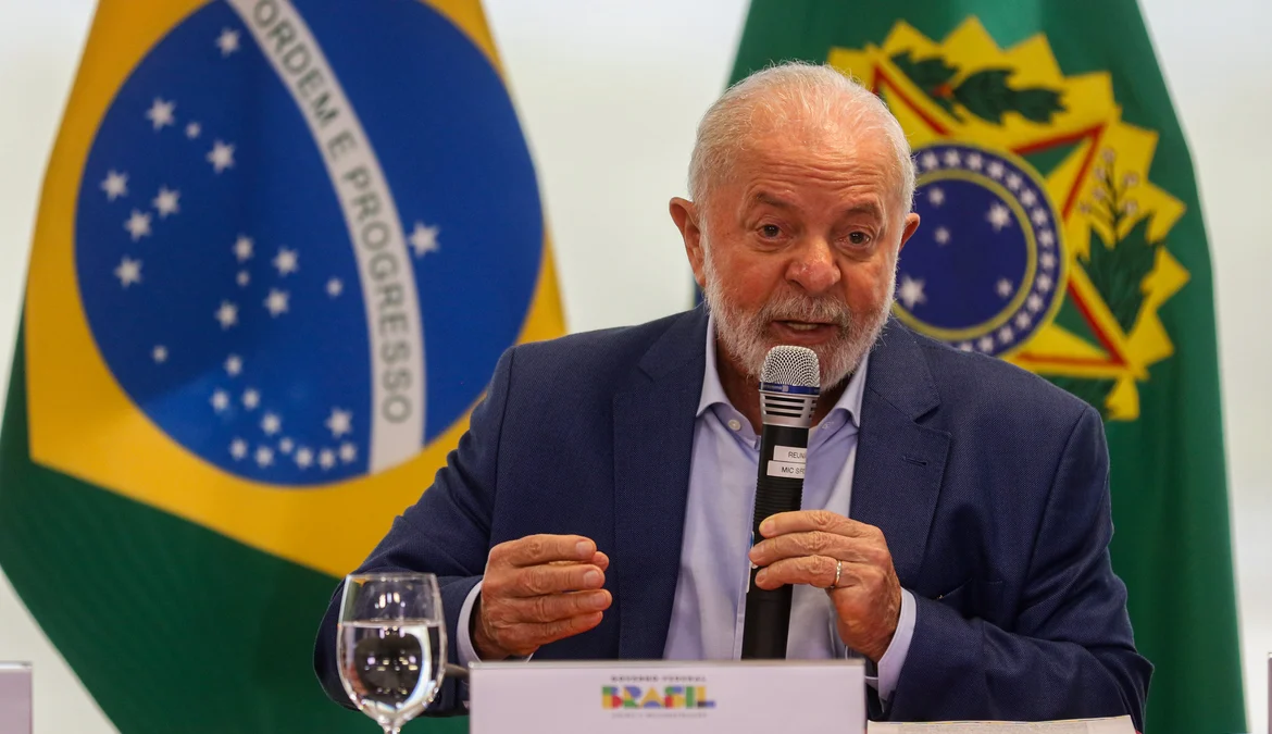 Lula pede que obras avancem sem “repetir possíveis equívocos” 1 O presidente Luiz Inácio Lula da Silva deseja que as obras de infraestrutura planejadas para o país avancem sem “repetir possíveis