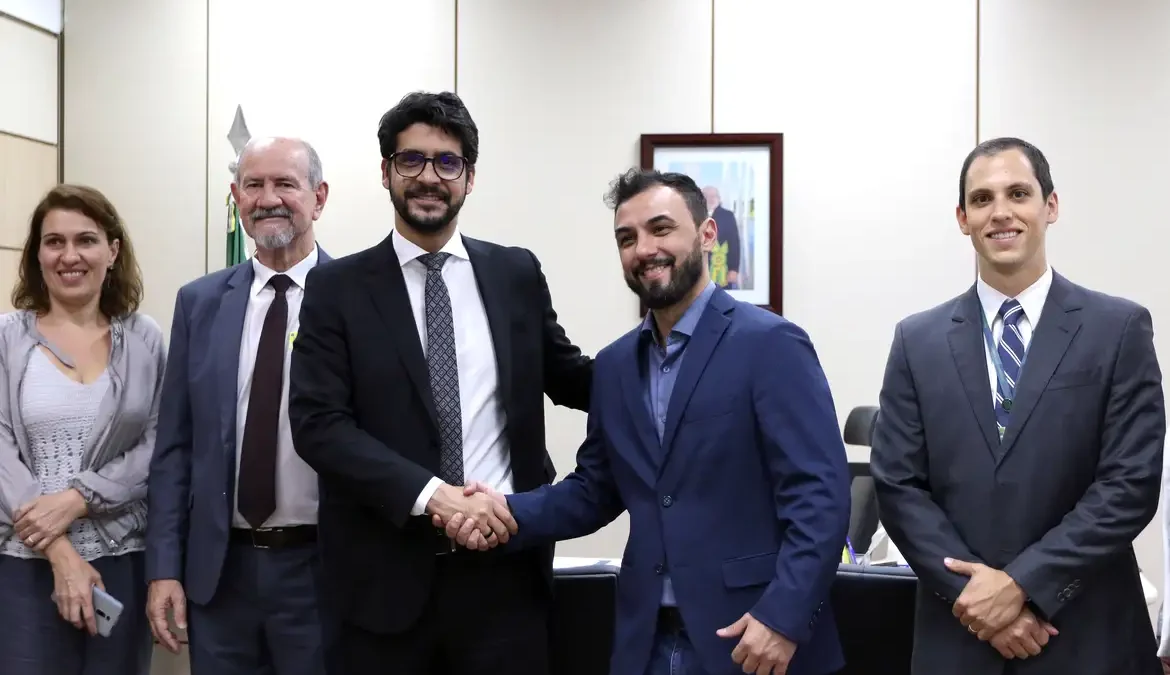EBC e Ministério da Comunicações assinam parceria para Brasil Digital 1 A Empresa Brasil de Comunicação (EBC) e o Ministério das Comunicações assinaram, nesta sexta-feira (17), parceria para dar início
