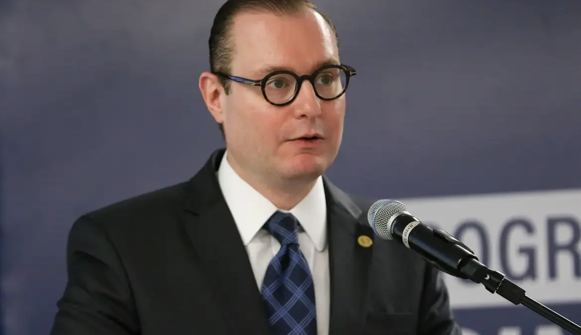 O ministro Cristiano Zanin (foto), do STF, decidiu nesta quinta-feira (23), em Brasília, validar o compartilhamento de dados