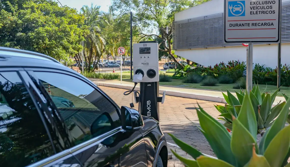 Imposto de Importação para carros elétricos será retomado em 2024 1 A partir de janeiro de 2024, carros elétricos, híbridos e híbridos plug-in comprados fora do país voltarão a pagar Imposto de Importação