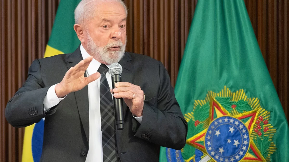 Lula e líderes alinham votação da reforma tributária no Senado 1 O presidente Luiz Inácio Lula da Silva coordenou uma reunião com líderes partidários da base do governo no Senado, na noite desta