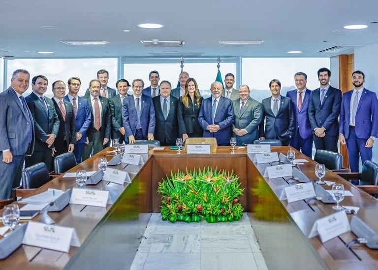 Em reunião com Lula, empresas de óleos vegetais projetam investimento de US$ 10 bilhões em biocombustíveis no país 1 O grupo de empresas anunciou que projeta investir US$ 10 bilhões em biocombustíveis nos próximos anos