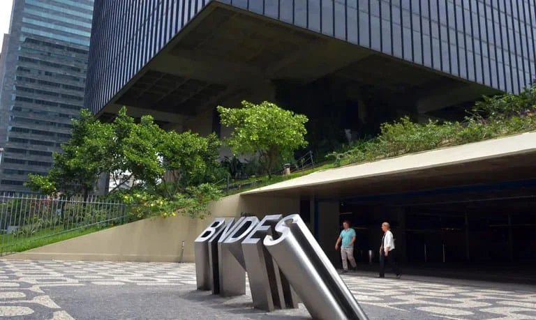 BNDES emite nota esclarecendo devoluções de recursos ao Tesouro Nacional 1 A nota emitida pelo BNDES explica também a como se dará a devolução do montante captado junto ao Ministério da Fazenda