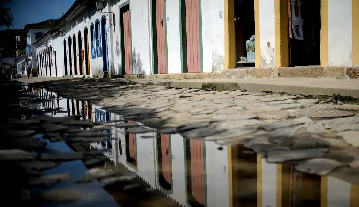 Falta de energia deixa Paraty às escuras no segundo dia da Flip 1 O centro histórico de Paraty, no sul fluminense, ficou sem energia por algumas horas nesta quinta-feira (23)