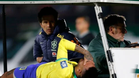 Neymar é submetido a cirurgia no joelho esquerdo
