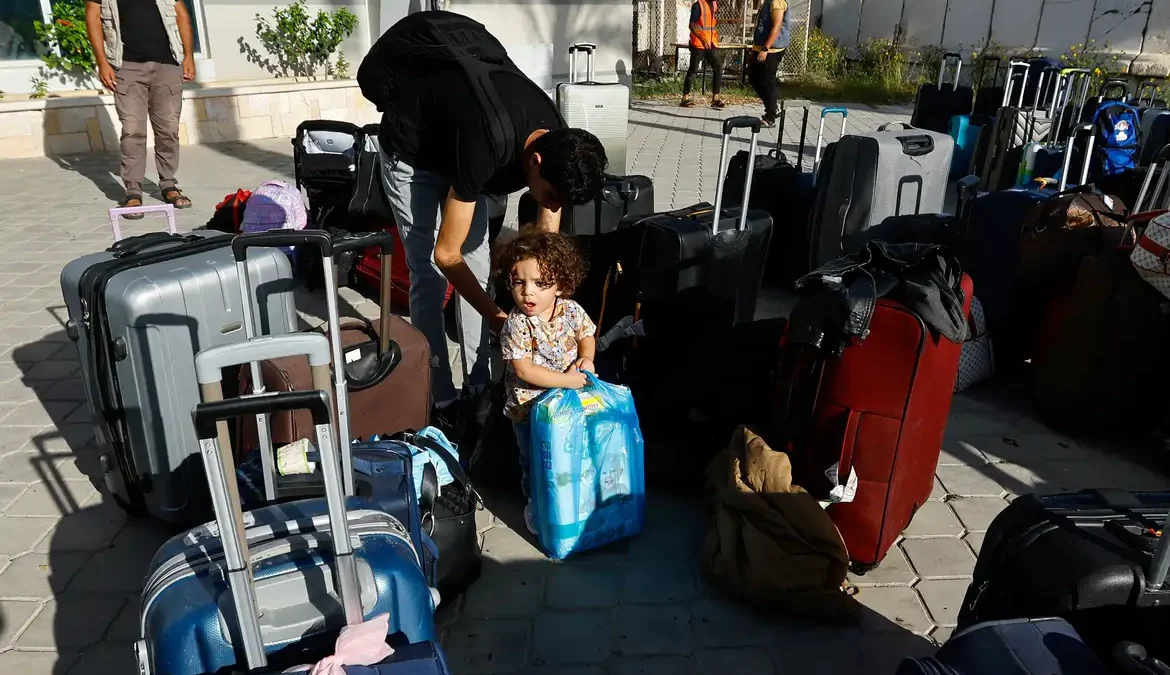 Brasileiros em Gaza aguardam abertura da fronteira com Egito 1 Os brasileiros que estão na Faixa de Gaza permanecem neste sábado (11) à espera da abertura da fronteira com o Egito para serem repatriados