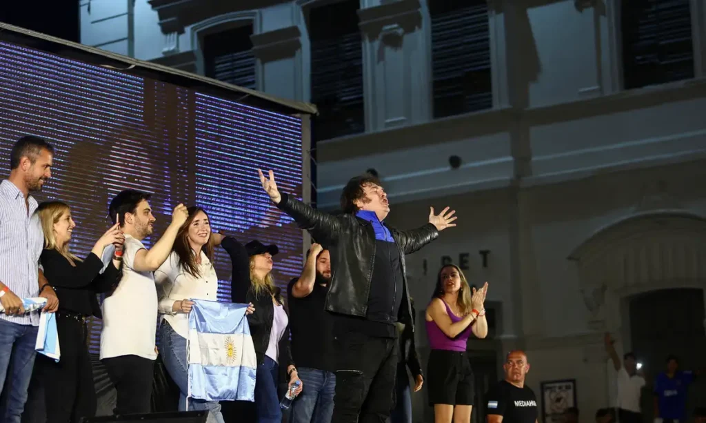 A vitória do candidato ultradireitista Javier Milei para presidência da Argentina, no domingo (19), levantou dúvidas em relação ao futuro