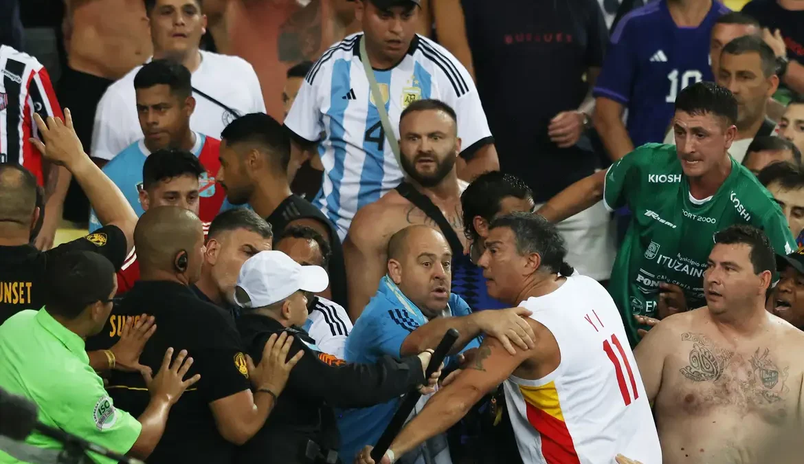 Torcedores das duas equipes entraram em confronto no setor Sul do estádio