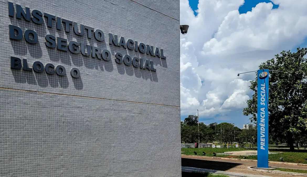 INSS cria central virtual em Libras com experiência piloto em Maceió 1 A iniciativa, publicada no Diário Oficial da União, é uma experiência piloto para ampliar a acessibilidade no atendimento e poderá ser