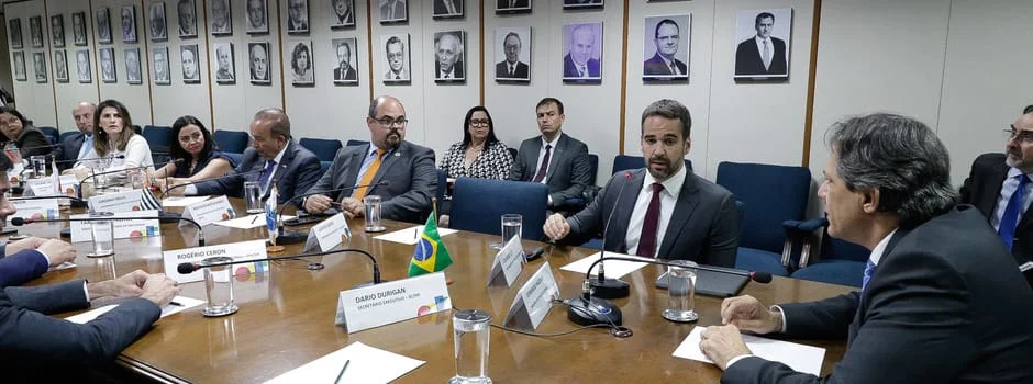 Governadores do Cosud discutem a revisão da fórmula de cálculo dos juros da dívida com a União 1 O governador em exercício de Minas Gerais, Professor Mateus, e os demais governadores das regiões Sudeste e Sul, participaram, nesta