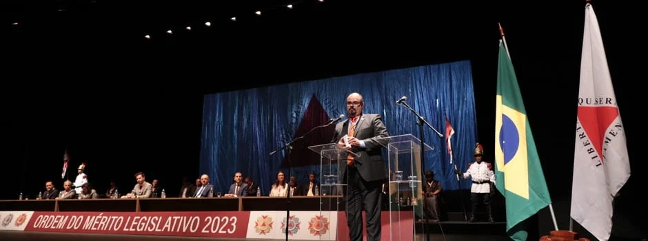 O governador em exercício Professor Mateus foi agraciado com a Ordem do Mérito Legislativo, nesta quarta-feira (8/11), durante solenidade