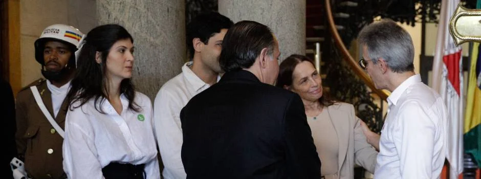 Minas Gerais se despede do ex-governador Alberto Pinto Coelho 1 O governador Romeu Zema esteve no velório do ex-governador Alberto Pinto Coelho, na tarde desta segunda-feira (20/11), para prestar