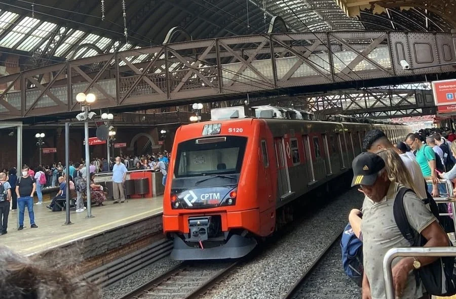 Na manhã desta terça-feira (28), moradores da Grande São Paulo enfrentam dificuldades para se deslocar em razão da greve de servidores