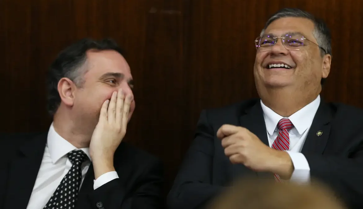 Relator projeta mais de 50 votos a favor de indicação de Dino ao STF 1 O senador Weverton Rocha (PDT-MA) projeta pelo menos 50 votos favoráveis à aprovação da indicação do ministro da Justiça, Flávio Dino,