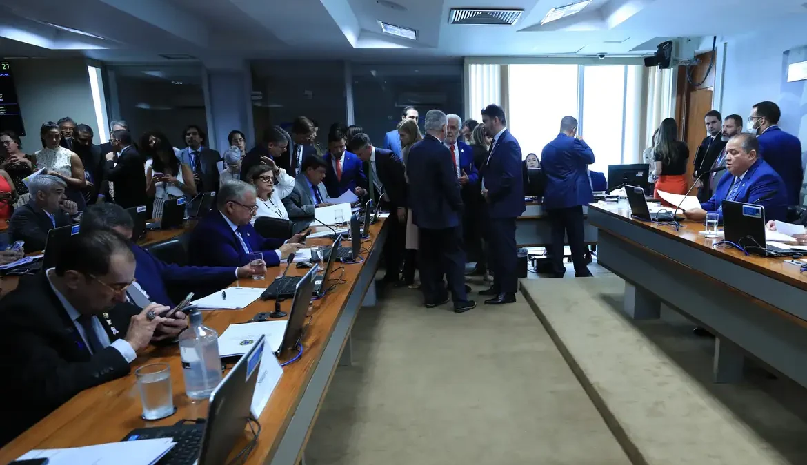 Comissão do Senado aprova taxação de fundos exclusivos 1 A Comissão de Assuntos Econômicos do Senado (CAE) aprovou nesta quarta-feira (22) três projetos que aumentam a arrecadação de impostos por