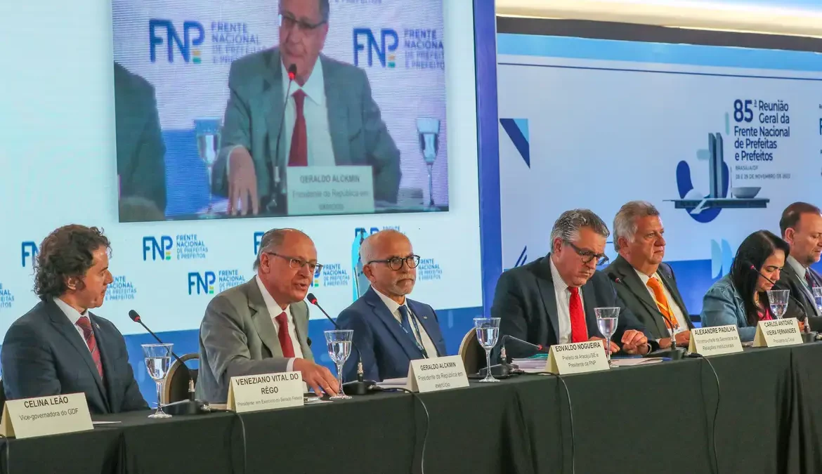 Alckmin confirma transferência de R$ 8,7 bilhões a municípios 1 O presidente em exercício Geraldo Alckmin confirmou, nesta terça-feira (28), que a União repassará nesta quinta-feira (30) R$ 8,7 bilhões
