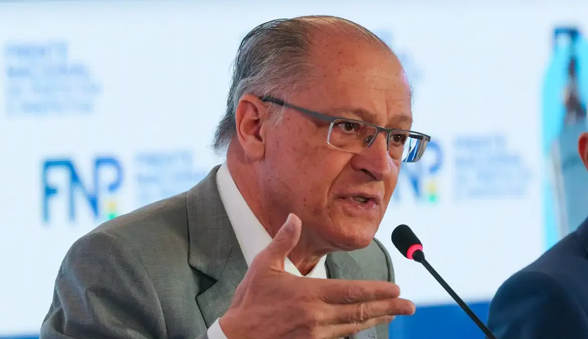 Alckmin defende nova proposta para desonerar folha de pagamento 1 O presidente em exercício e ministro do Desenvolvimento, Indústria, Comércio e Serviços, Geraldo Alckmin, disse nesta terça-feira (28)