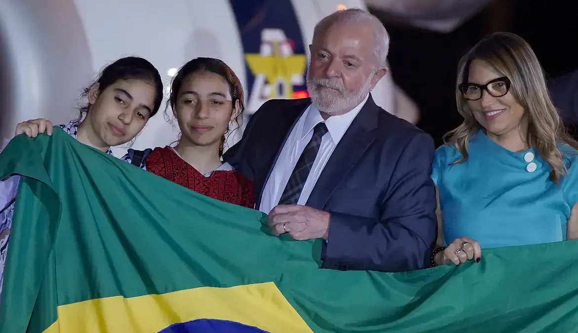 Lula garante que Brasil tentará trazer mais famílias da Faixa de Gaza 1 O presidente afirmou que o país continuará tentando buscar todos os que quiserem sair da região do conflito e voltar para o Brasil ou,