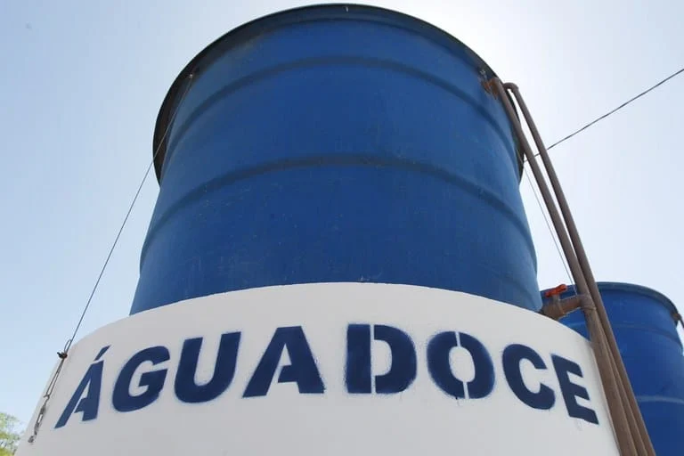 Municípios do Norte de Minas ampliam oferta de água potável por meio do Programa Água Doce 1 As cidades de Mamonas e Espinosa, no Norte de Minas, receberam, na última semana, novas obras do sistema de dessalinização de água