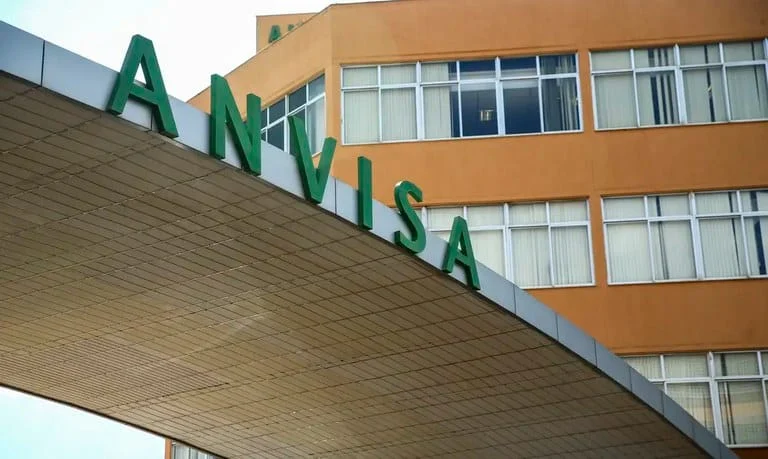 Regularização de novas pomadas capilares: Anvisa publica perguntas e respostas 1 A Anvisa publicou, na última segunda-feira (27/11), um documento com Perguntas e Respostas sobre a forma de regularizar novas pomadas
